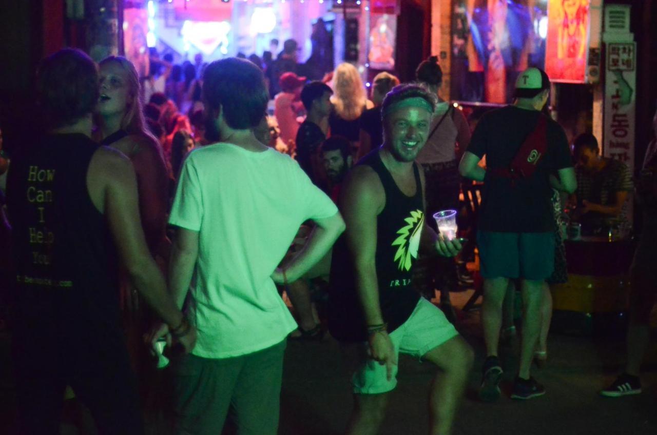 Tribee Kinh Hostel & Bar Hoi An Bagian luar foto